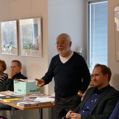 Rainer Löhr (Mitte) , Kunstlehrer und ehemaliger Vorsitzender der SPD-Fraktion führt in die Ausstellung ein.