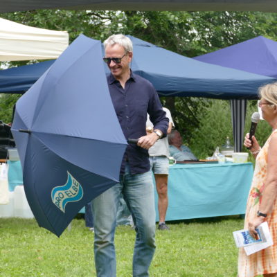 Beigeordneter Holger Platz erhält als Schirmherr einen Schirm 