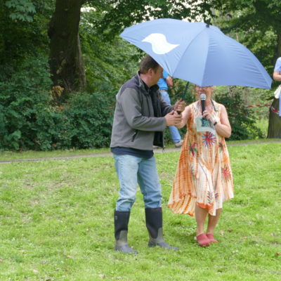 Stadtrat Jens Hitzeroth als Organisator bekam auch einen Schirm