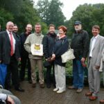 Vor dem Känguruh-Gehege überreichte Dr.Perret Hans-Dieter Bromberg(5.v.r.) und Ralf Specht (3.v.r.) die Patenschaftsurkunde für ein Känguruh-Paar.