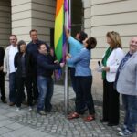 CSD 2012 "Für Akzeptanz gegen Homophobie" - Hissen der Regenbogenfahne am Magdeburger Rathaus