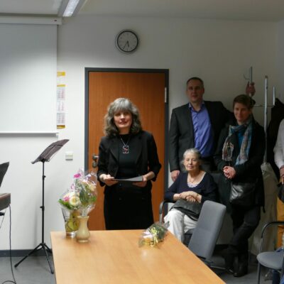 Elisabeth Heinemann stellt ihre Ausstellung vor.