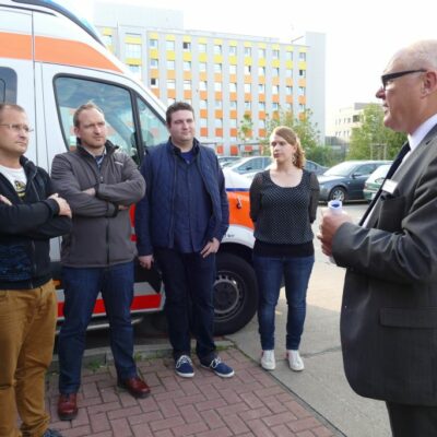von links: Herr Boxhorn (Leiter der Rettungswache), Dr. Falko Grube, Denny Hitzeroth, Sara Schulze und Klinikchef Knut Förster