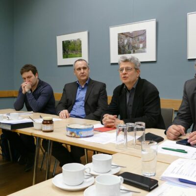 v.l.n.r.: Stadträtin Beate Wübbenhorst, Stadtrat Marko Ehlebe, Fraktionsvorsitzender Jens Rösler, Carsten Gerth (Leiter des Gesellschaftshauses), Kulturbeigeordneter Prof. Dr. Matthias Puhle