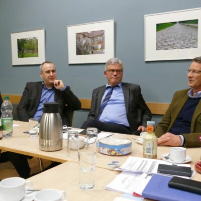 v.l.n.r.: Stadtrat Marko Ehlebe, Fraktionsvorsitzender Jens Rösler, Carsten Gerth (Leiter des Gesellschaftshauses), Kulturbeigeordneter Prof. Dr. Matthias Puhle und Robert Janssen vom Kulturwerk Fichte