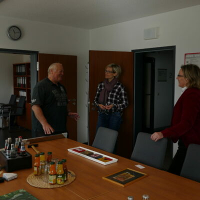 v.l.n.r. Herr Meyer (Fotograf der alten Ausstellung), Fraktionsgeschäftsführerin Angela Damisch-Schwarz, Stadträtin Birgit Steinmetz