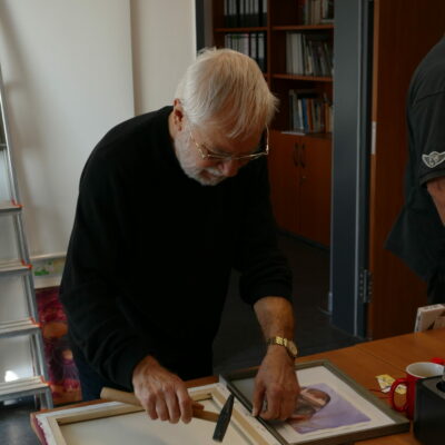 Rainer Löhr bereitet die neuen Bilder vor