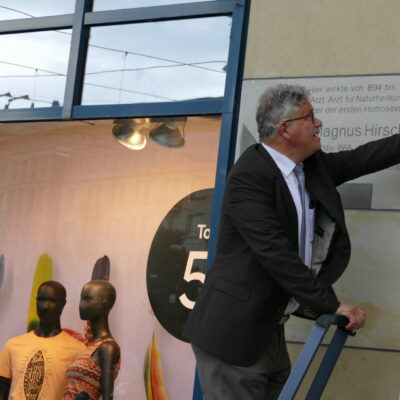 Der Beigeordnete für Kultur, Schule und Sport Prof. Dr. Matthias Puhle enthüllt die Gedenktafel