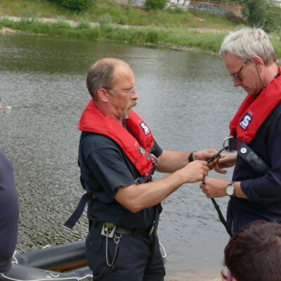 Beigeordneter Holger Platz wird für die Tour auf der Elbe gesichert